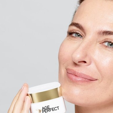 Model hält Collagen Expert Tagescreme