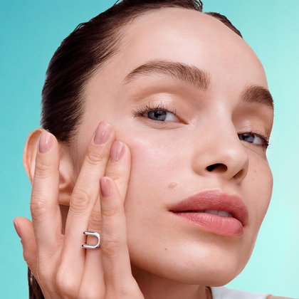 Luma Grothe streicht mit ihrer Hand über ihre Wange