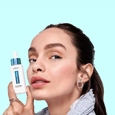 Luma Grothe präsentiert das L'Oréal Bright Reveal Niacinamide Dark Spot Serum