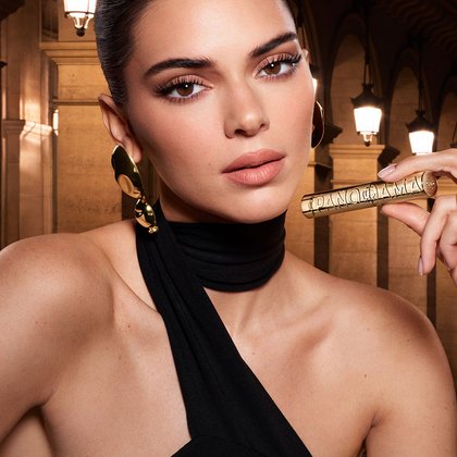 Volume Million Lashes Panorama Mascara in der Hand von Kendall Jenner