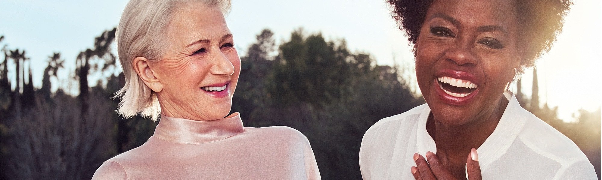 Zwei Frauen miteinander lachend