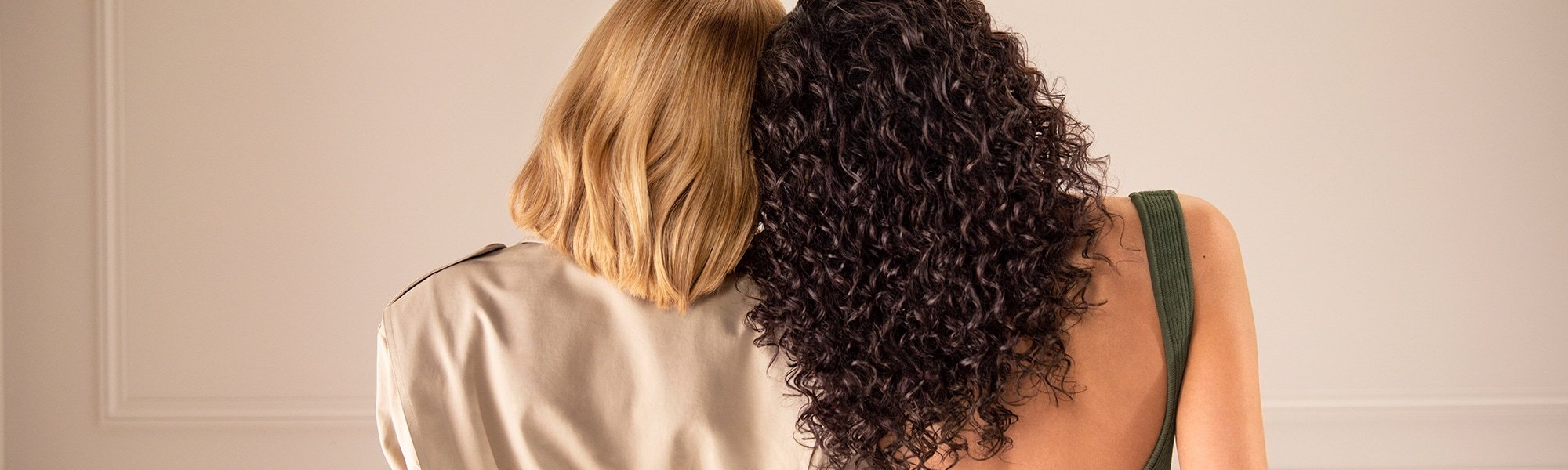 Zwei Frauen mit blonden und dunklen langen Haaren - Ansicht von hinten