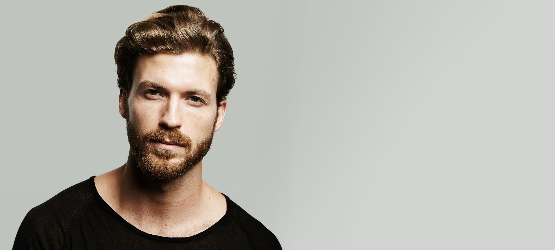 Drei Männer und Produktabbildungen der Power Age revitalisierende Augenpflege Produktlinie 