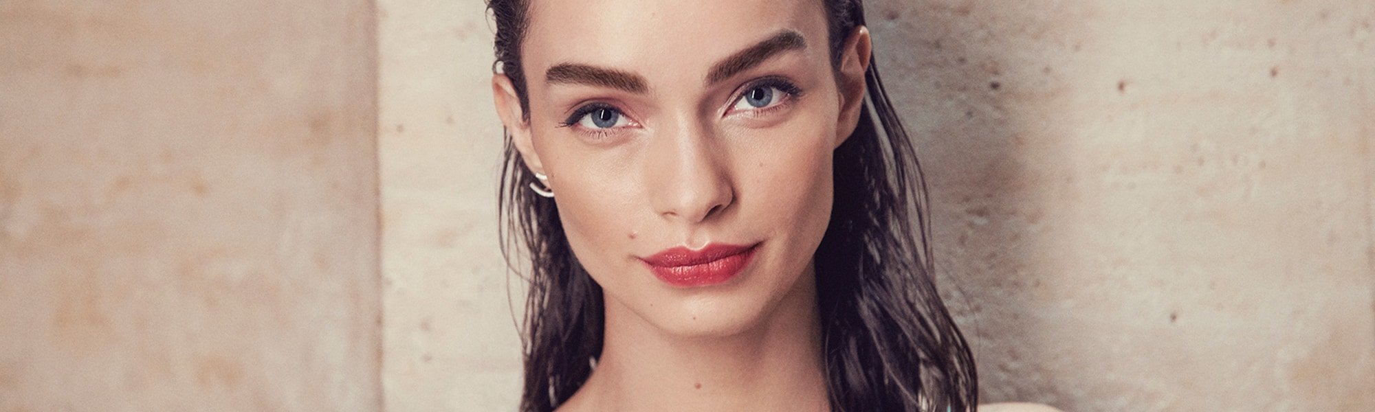 Luma Grothe mit nassen Haaren an eine Wand lehnend