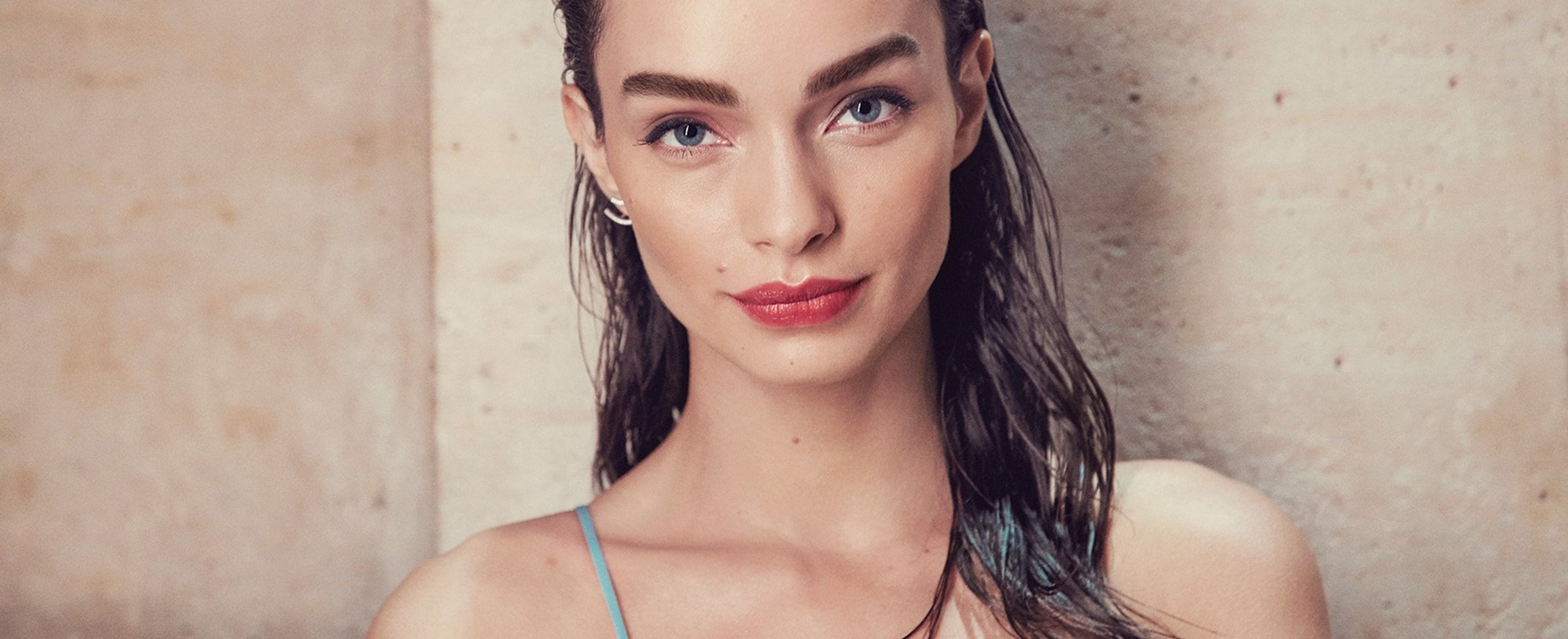 Luma Grothe mit nassen Haaren an eine Wand lehnend