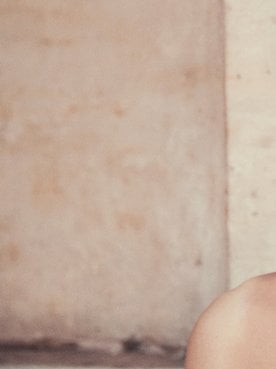 Luma Grothe mit nassen Haaren an eine Wand lehnend