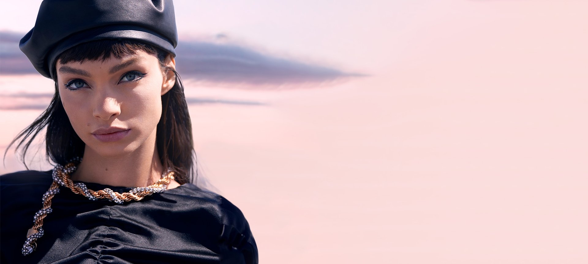 Junge Frau mit schwarzem Outfit und schwarzen langen Haaren