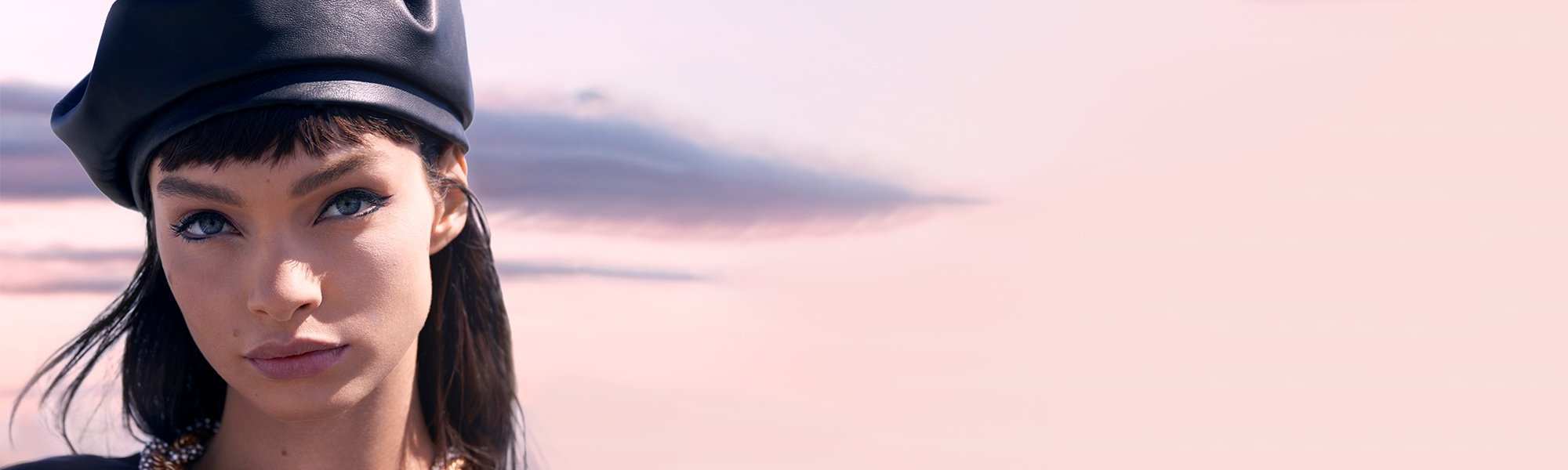 Junge Frau mit schwarzem Outfit und schwarzen langen Haaren