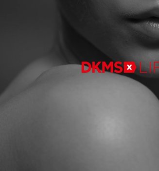 DKMS-Logo & Schriftzug look good feel better mit Frau im Hintergrund