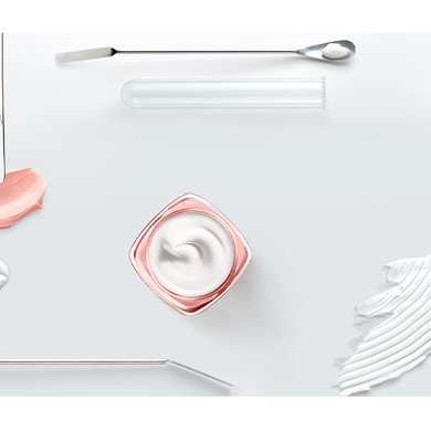 Verschiedene Laborgeräte und Cremeproben