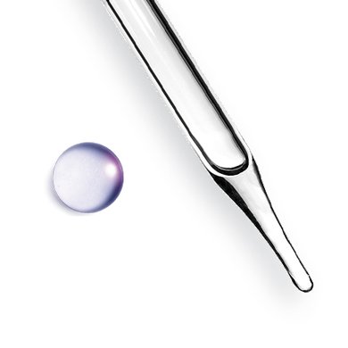Eine Pipette neben lila Tropfen