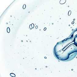 Mikroskopisch vergrößerter Tropfen Kollagen, der mit einer Pipette aufgesaugt wird