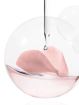 Bildhafte Darstellung einer Petrischale mit rosa Flüssigkeit und Geranien-Blüte