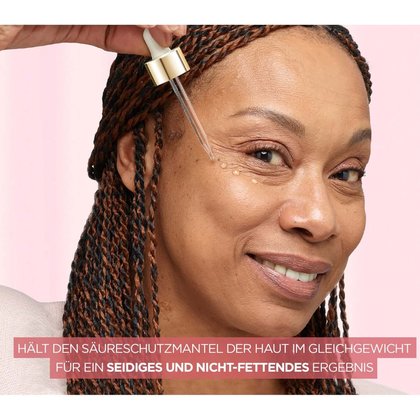 Frau trägt Golden Age Rosé Öl-Serum mit der Pipette auf ihr Gesicht auf