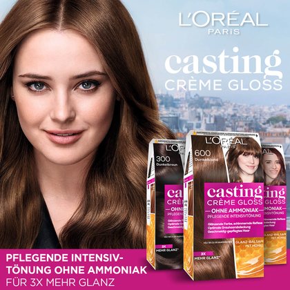 Drei Casting Creme Gloss Verpackungen und eine Frau im Hintergrund eine Stadt