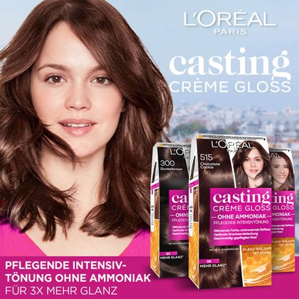 Drei Casting Creme Gloss Verpackungen und eine Frau im Hintergrund eine Stadt