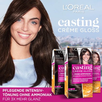 Drei Casting Creme Gloss Verpackungen und eine Frau im Hintergrund eine Stadt