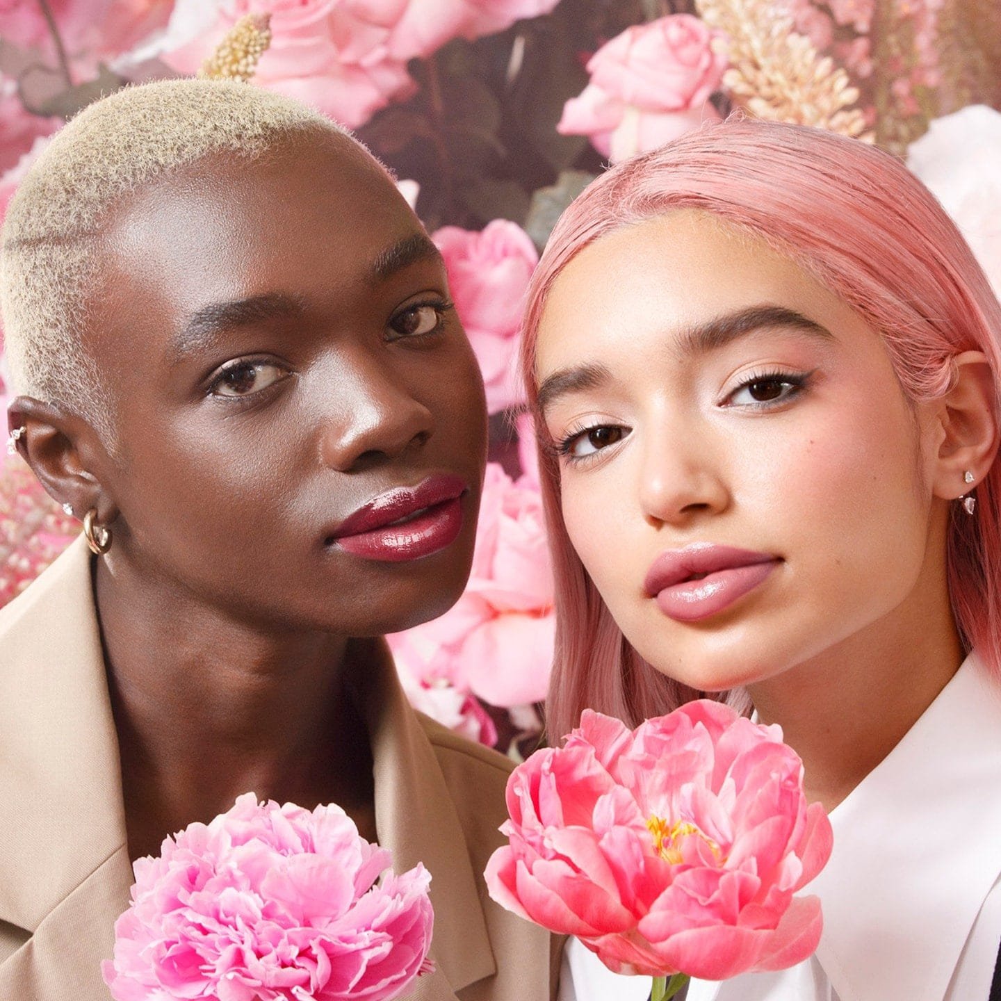 Zwei Frauen mit Blüten in der Hand