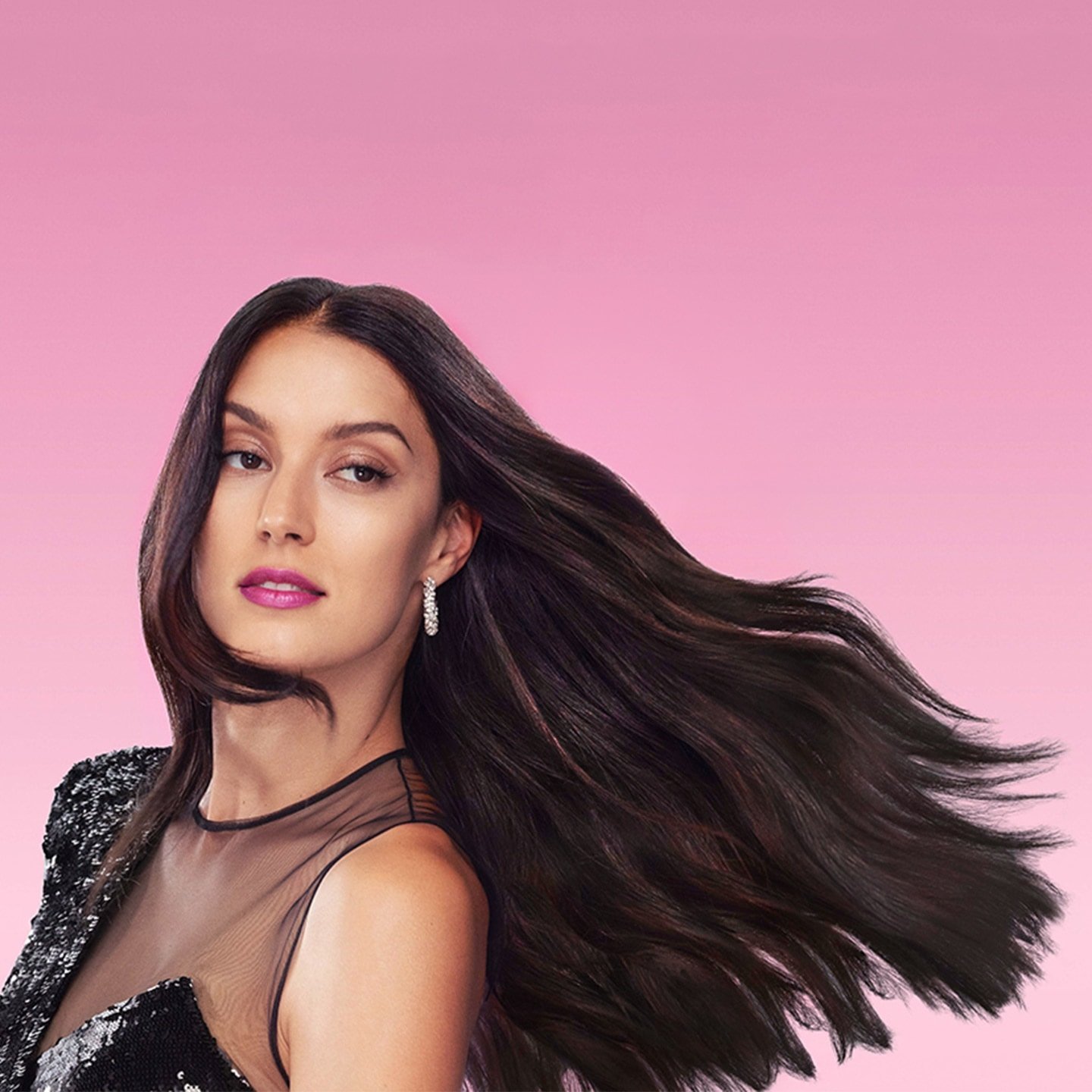 Junge Frau mit langen, gepflegten, dunklen Haaren