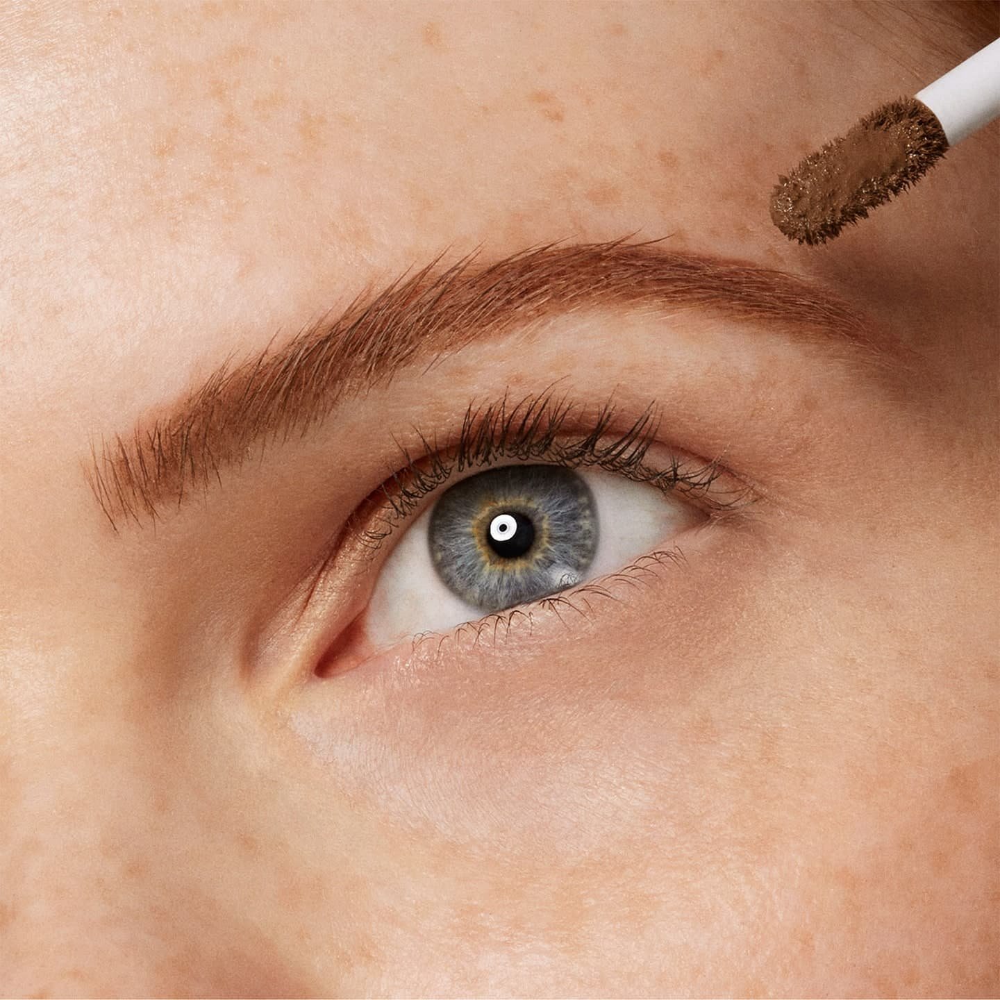 Frau trägt Infaillible Unbelieva Brow 48H Gel 7 Blonde auf ihre Braue auf