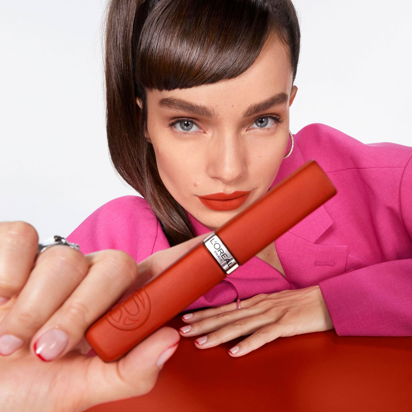Luma Grothe hält den Infaillible Matte Resistance in der Hand