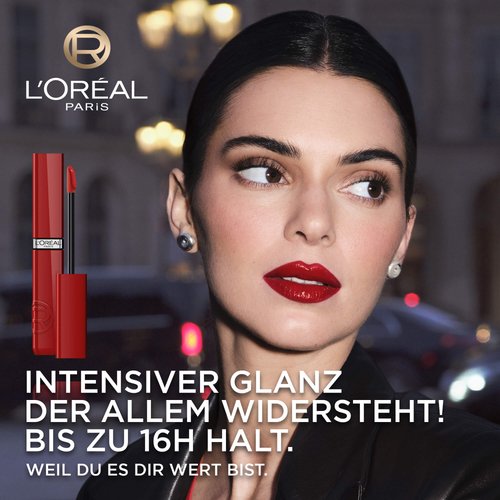 Luma Grothe hält den Infaillible Matte Resistance in der Hand