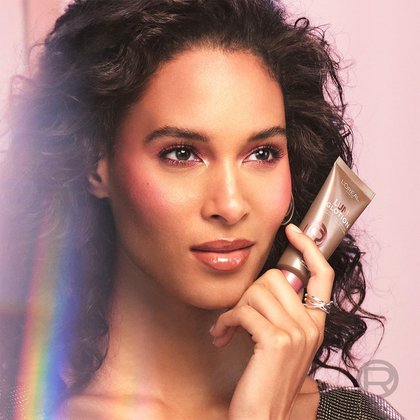 Cindy Bruna hält Lumi Glotion in ihrer Hand