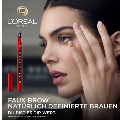 Kendall Jenner berührt ihr Gesicht. Daneben ein Packshot des Faux Brow Produkts mit dem Text: 'FAUX BROW NATÜRLICH DEFINIERTE BRAUEN: DU BIST ES DIR WERT'.