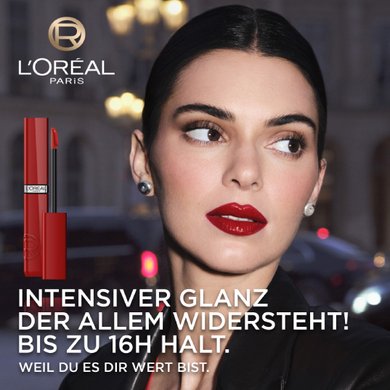 Kendall Jenner trägt in Paris Lippenstift. Daneben ein Packshot von Laque Resistance mit dem Text: 'INTENSIVER GLANZ DER ALLEM WIDERSTEHT! BIS ZU 16H HALT: WEIL DU ES DIR WERT BIST'.