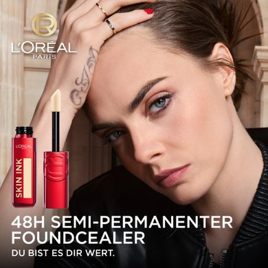 Cara Delevingne posiert, ihr Gesicht ist sichtbar. Daneben ein Packshot des Skin Ink Foundcealers, ergänzt durch den Text: '48H SEMI- PERMANENTER FOUNDCEALER - DU BIST ES DIR WERT'.