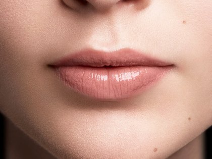 Lipstick 642 mlbb color riche product detail application light skin