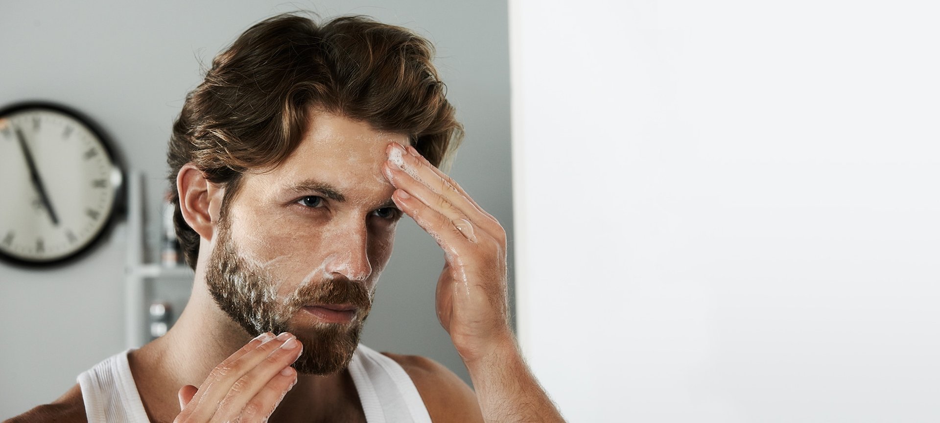 L'Oréal Men Expert Hero - Ein Mann massiert Creme in seinen Bart