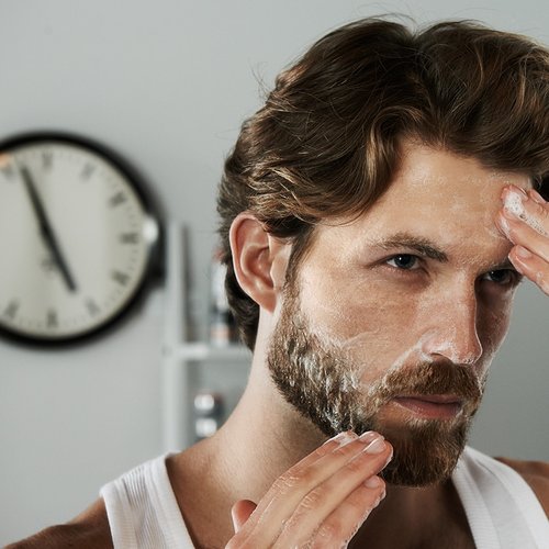 L'Oréal Men Expert Hero - Ein Mann massiert Creme in seinen Bart