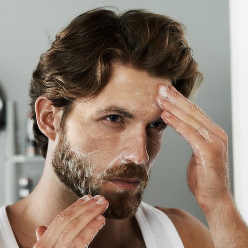 L'Oréal Men Expert Hero - Ein Mann massiert Creme in seinen Bart
