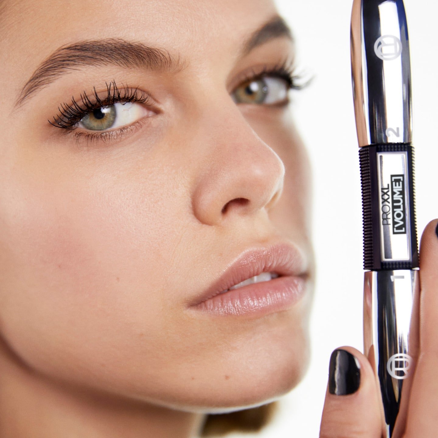 Brünette Frau präsentiert den ProXXL Volume Mascara