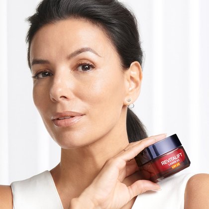 Eva Longoria hält Laser X3 Dreifach-Power Anti-Age Tagespflege LSF25 in der Hand