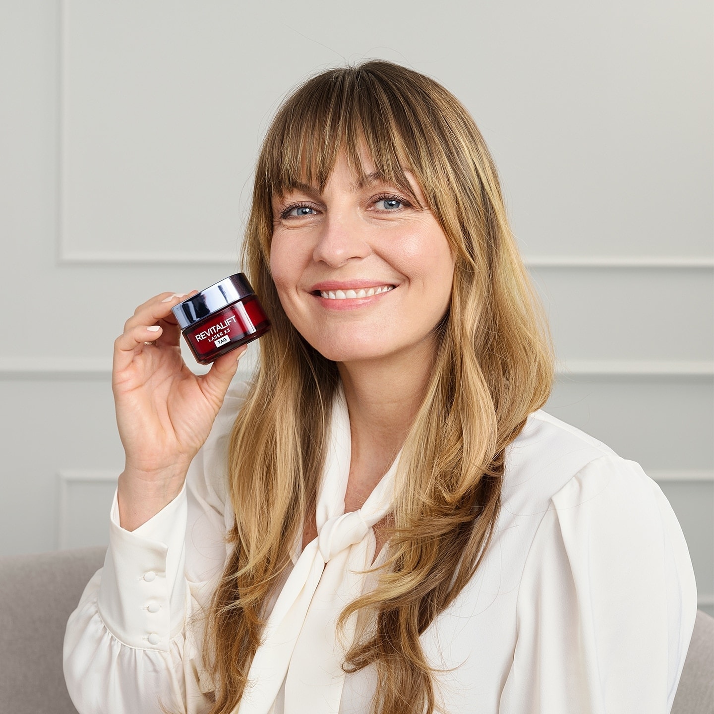 eine junge Frau mit der Laser X3 Tagescreme Dreifach-Power Anti-Age Pflege