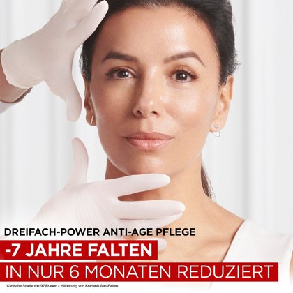 Eva Longoria und zwei Hände, die ihr Gesicht untersuchen