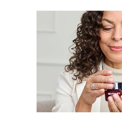 Eine Frau Isabella Brigitte-Leserin mit dem Produkt