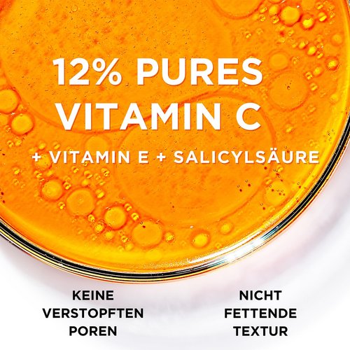 Eine junge Frau hält das REVITALIFT CLINICAL 12% PUREM VITAMIN C + VITAMIN E + SALICYLSÄURE SERUM in ihren Händen