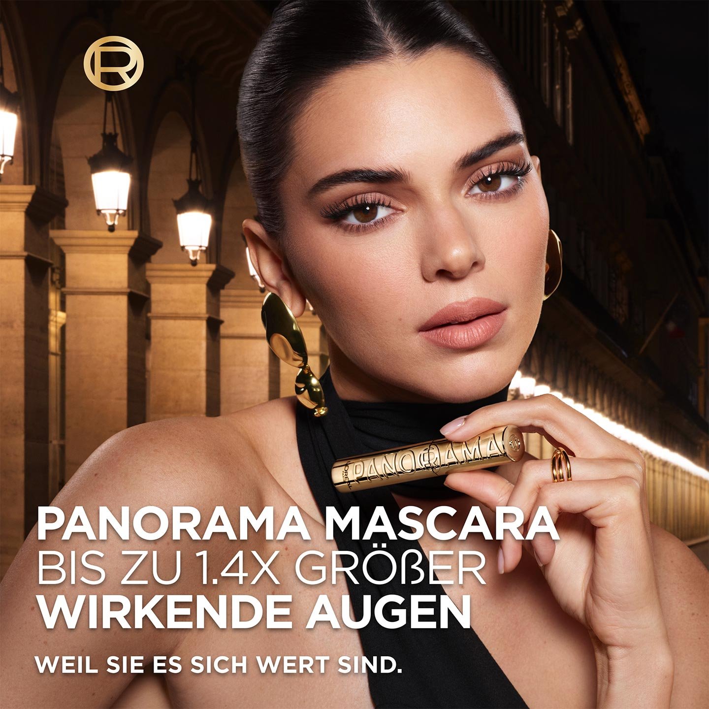 Kendall Jenner hält den Volume Million Lashes Panorama Mascara in der Hand - Bis zu 1,4x größer-wirkende Augen
