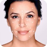 Eva Longoria mit Hautanalysetool Skin Genius